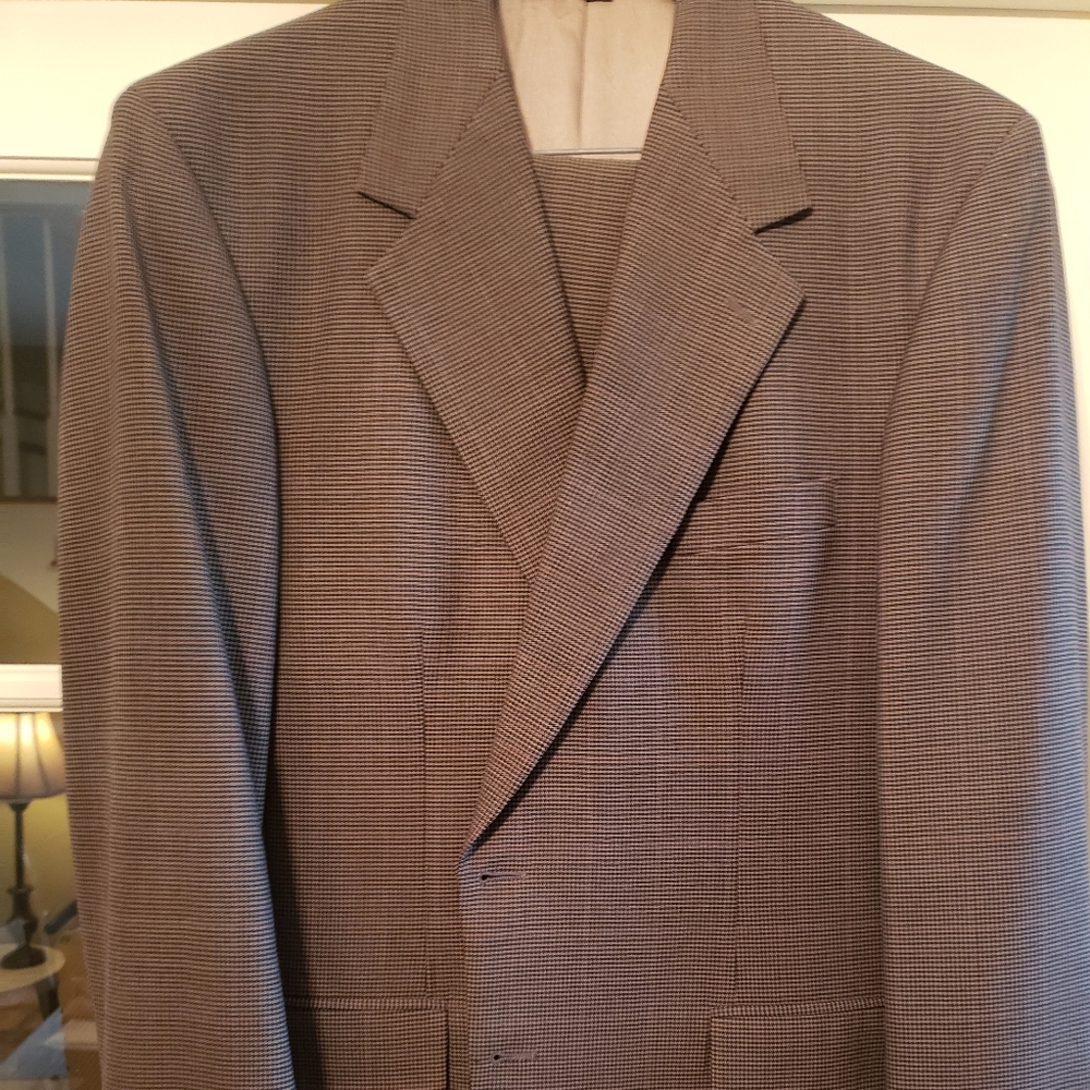 Mens suit by Bill Blass, 44R pants are 38WX30L